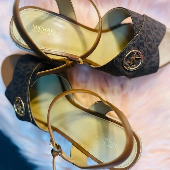 COPY - COPY - ♥️ MICHAEL KORS: “Hannah Signature Logo Wedge Sandals”♥️ - Picture 3 of 6